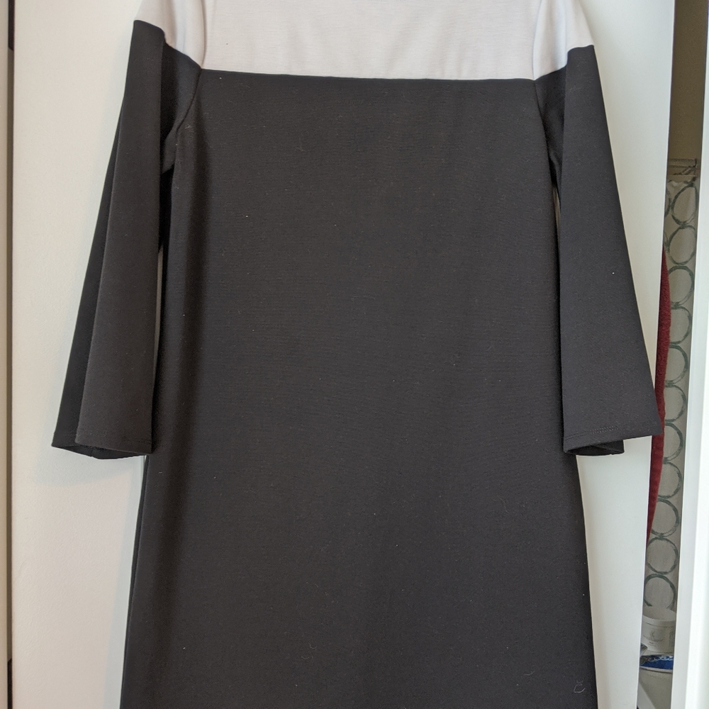 Black and white Gap dress 3/4 sleeves, knee length